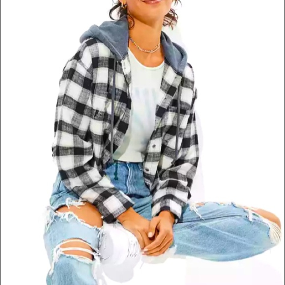 American eagle plad crop top! You can wear it buttoned and unbuttoned